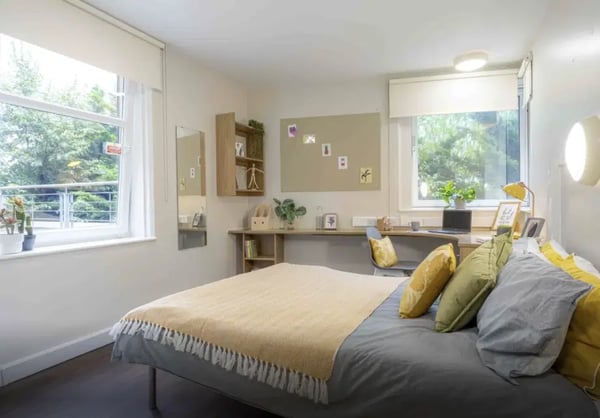 Room Station Road in Greater London