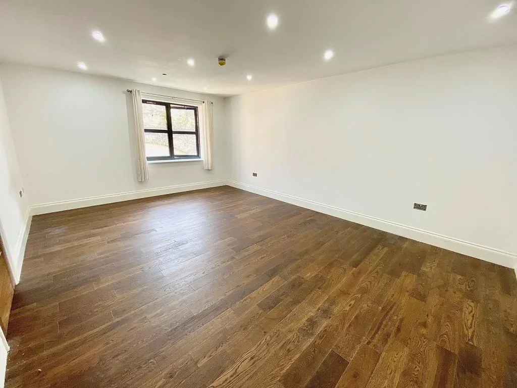 Flat Farmer Road in Greater London