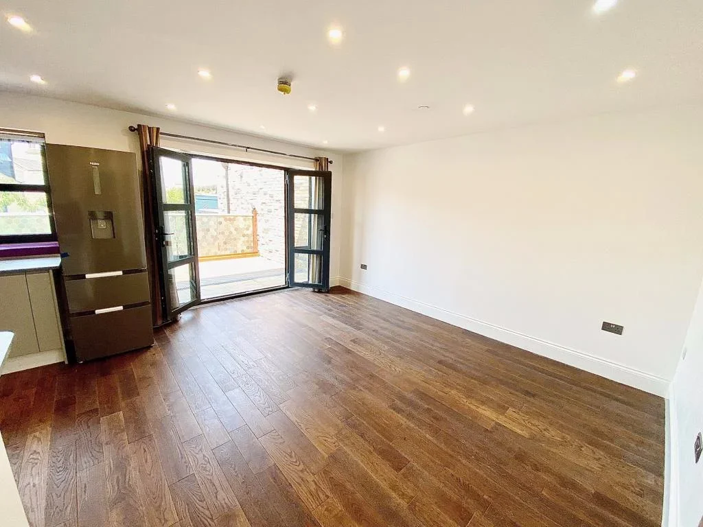 Flat Farmer Road in Greater London