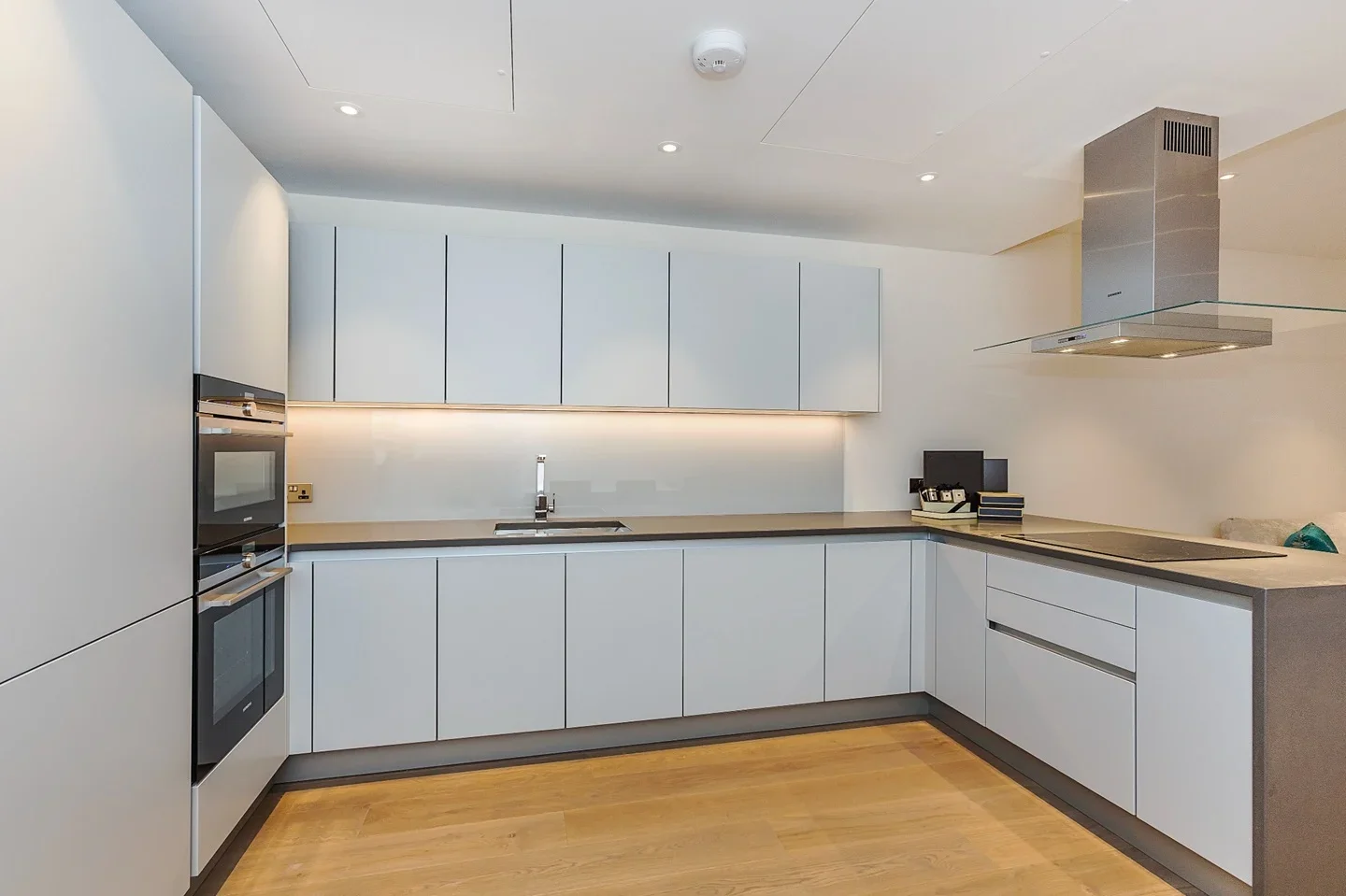 Flat Sopwith Way in Greater London