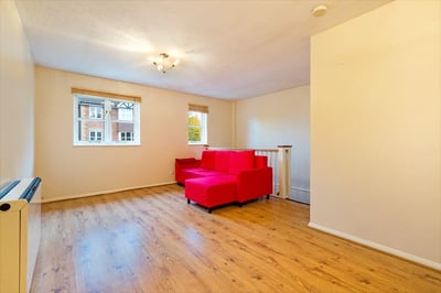 Flat Rosamund Close in London
