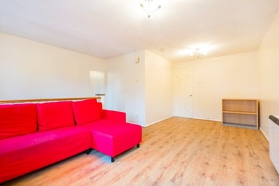 Flat Rosamund Close in London