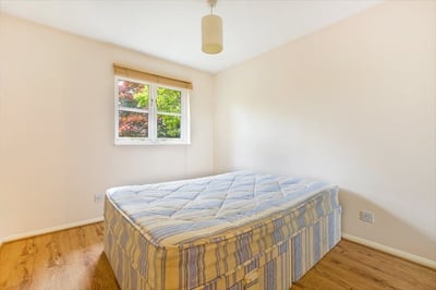 Flat Rosamund Close in London