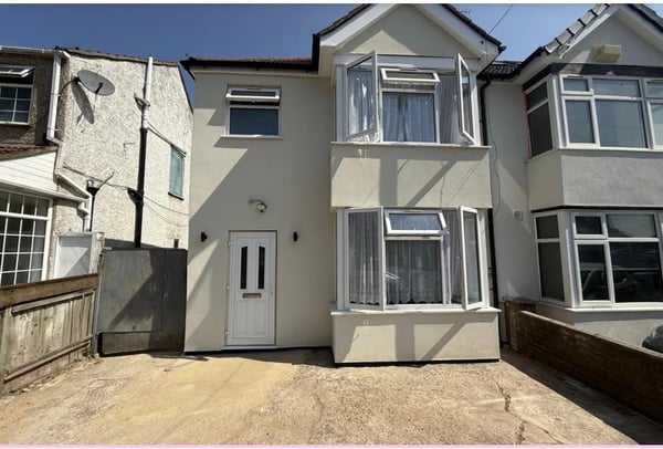 House Mount Road in Greater London