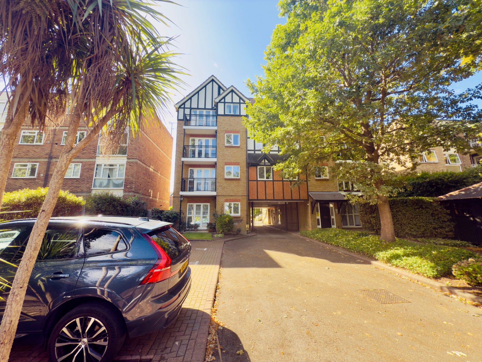 Flat Manor Road in Greater London