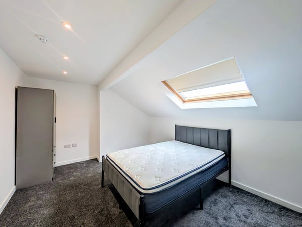 Room Burlington Road in Leeds