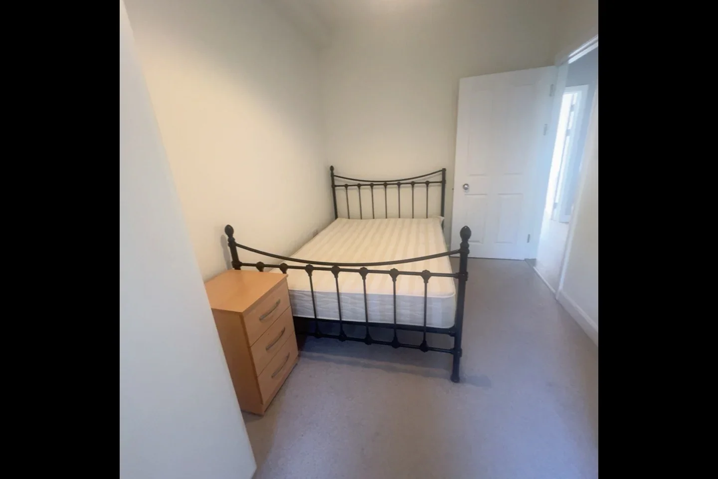 Flat Grange Park in Greater London