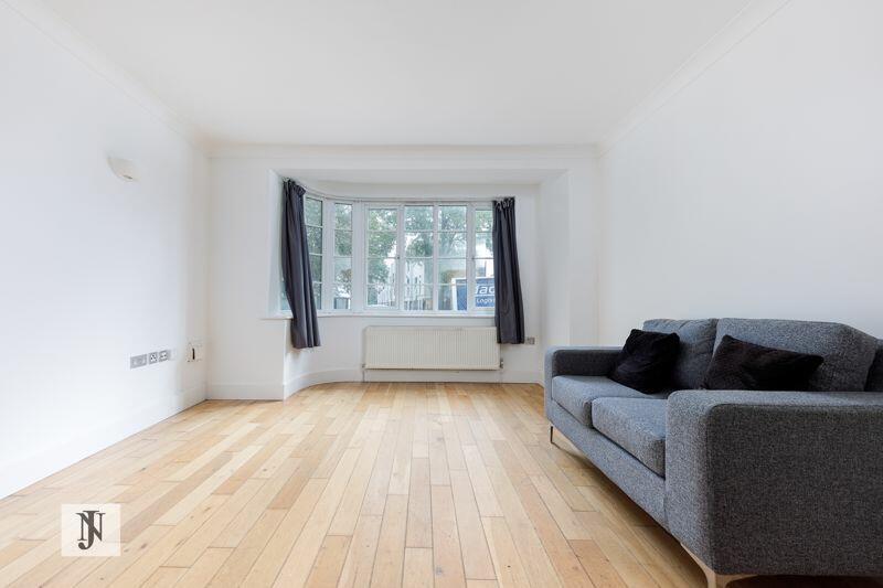 Room Powys Lane in Greater London
