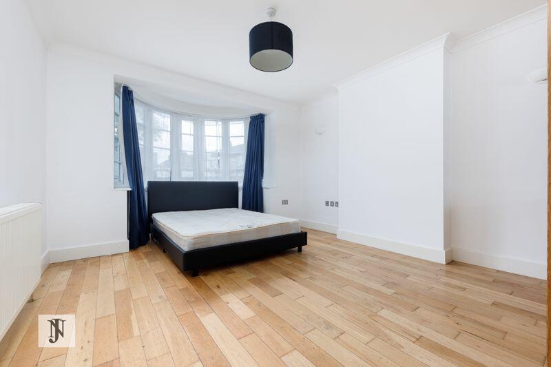 Room Powys Lane in Greater London