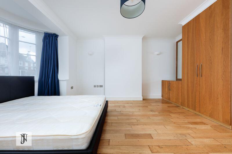 Room Powys Lane in Greater London