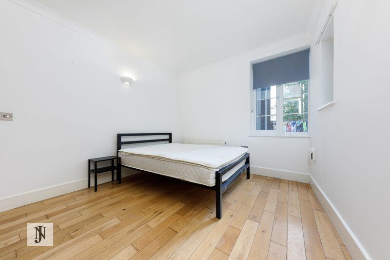 Room Powys Lane in Greater London