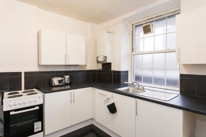 Room Becklow Gardens in Greater London
