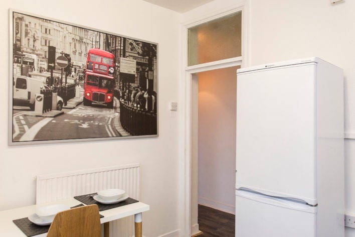 Room Becklow Gardens in Greater London