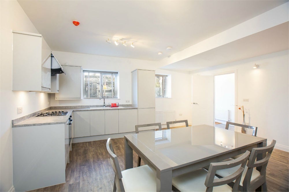 Flat Combedale Road in Greater London