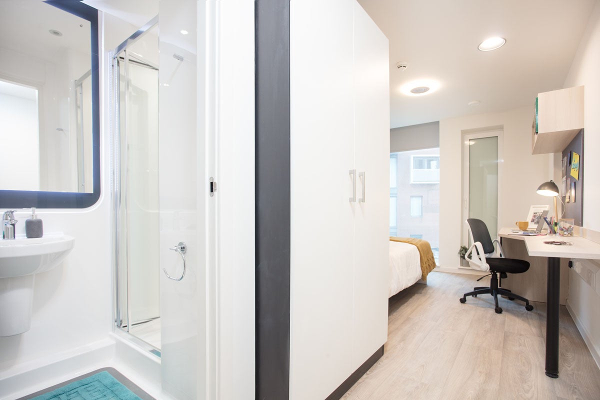 Room High Street in Greater London