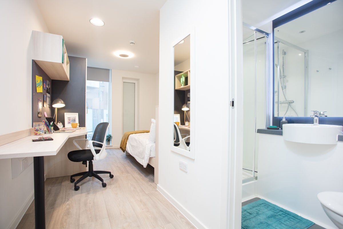 Room High Street in Greater London