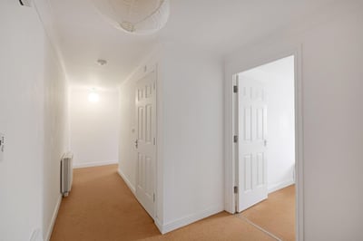 Flat Candle Street in Greater London