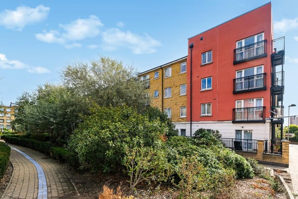 Flat Candle Street in Greater London
