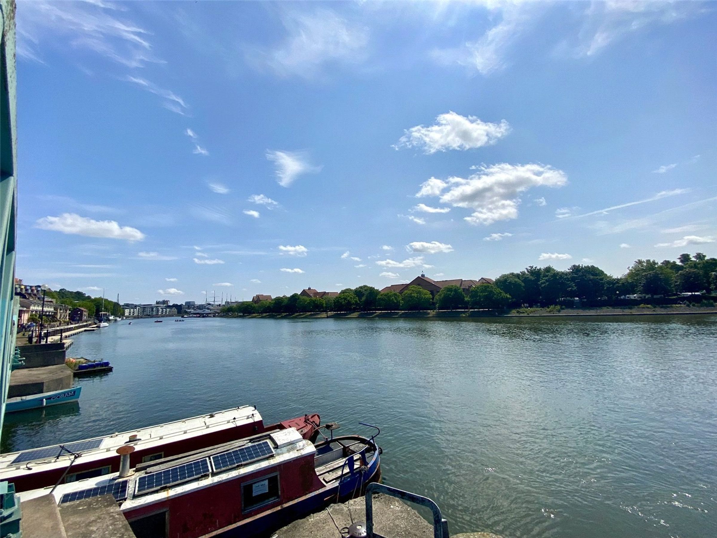 Flat Pooles Wharf Court in Bristol