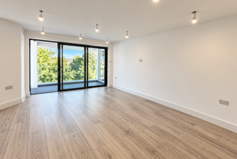 Flat Manor Park Road in Greater London