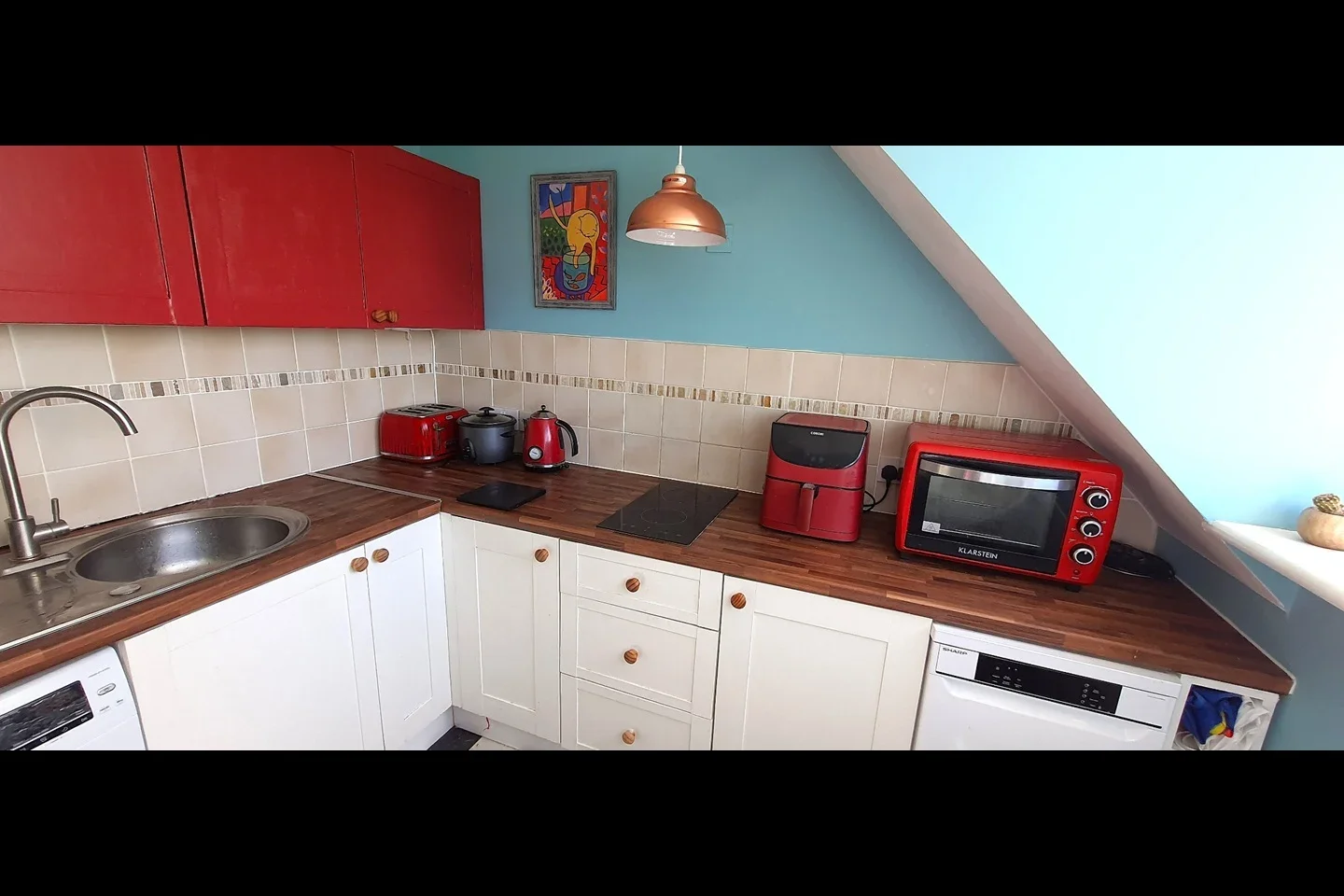 Room Crescent Road in Caterham