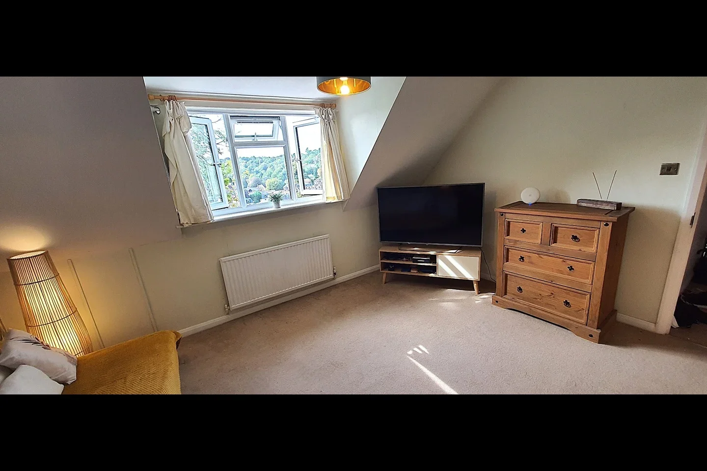 Room Crescent Road in Caterham
