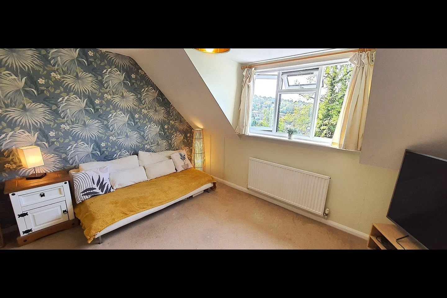 Room Crescent Road in Caterham