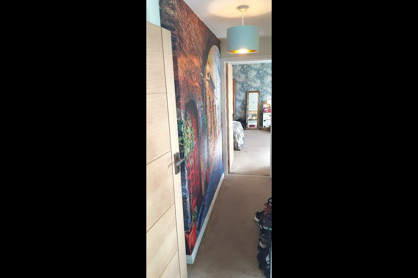 Room Crescent Road in Caterham