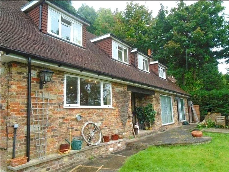 Room Crescent Road in Caterham