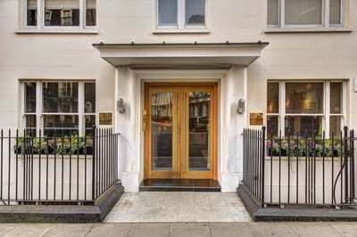 Flat Hill Street in City of Westminster