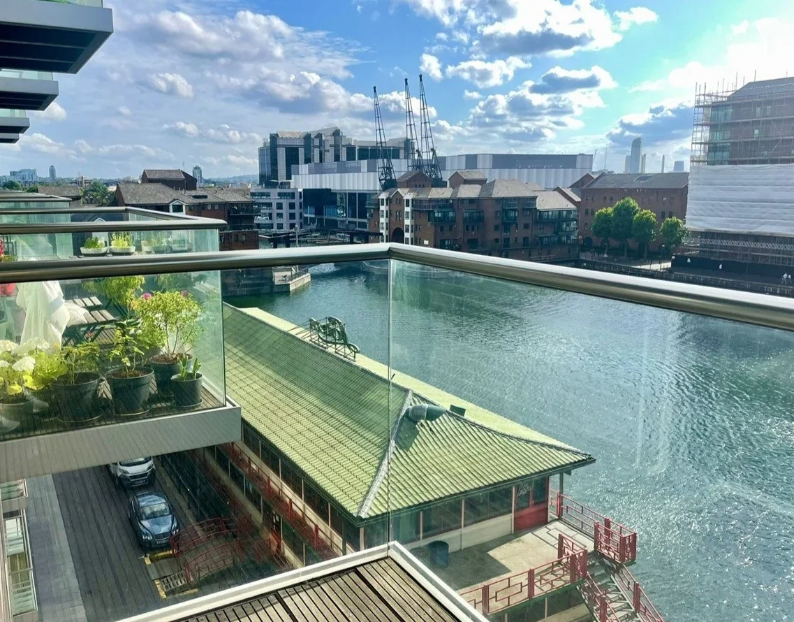 Flat Crossharbour Plaza in Greater London
