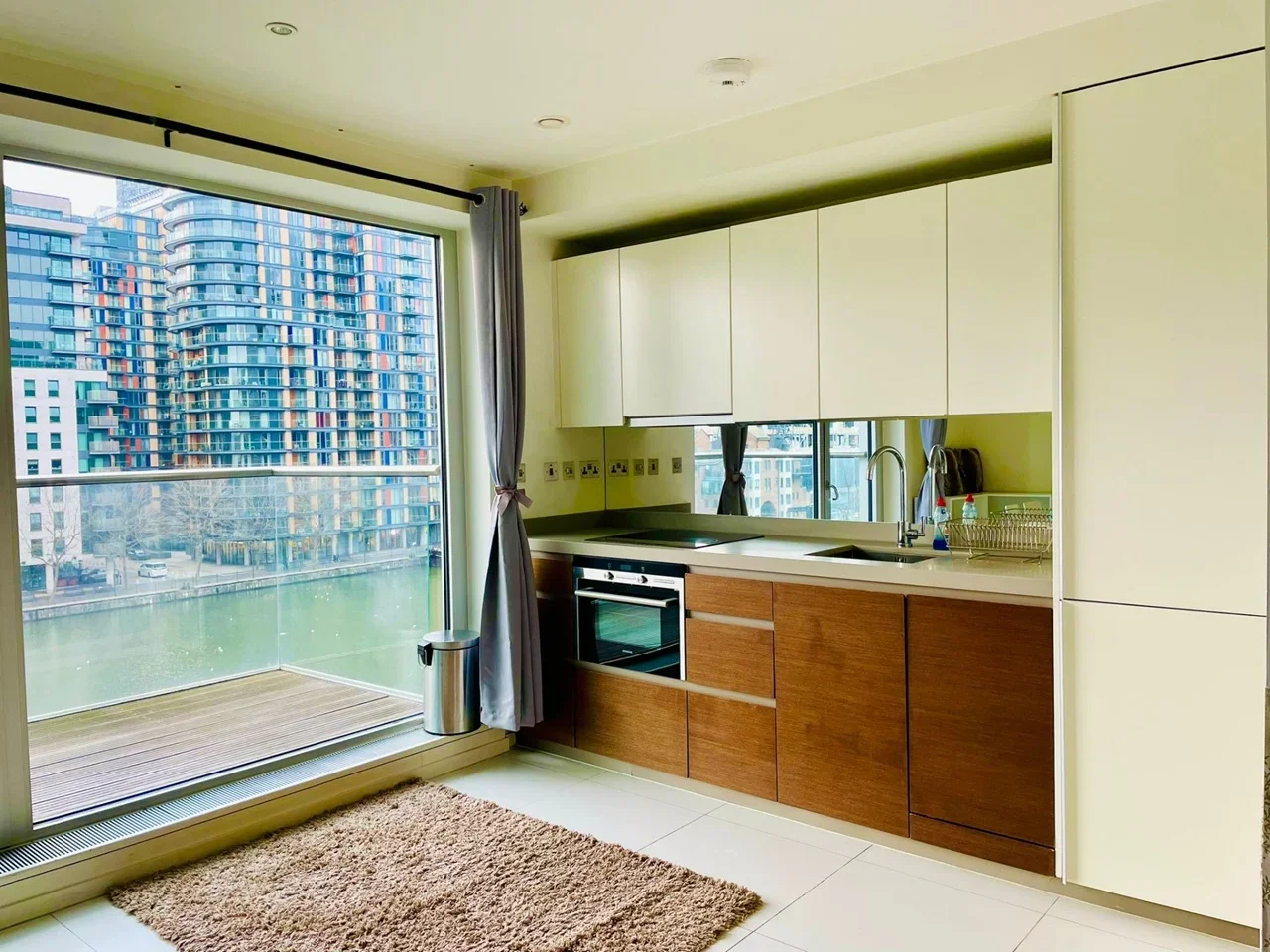 Flat Crossharbour Plaza in Greater London