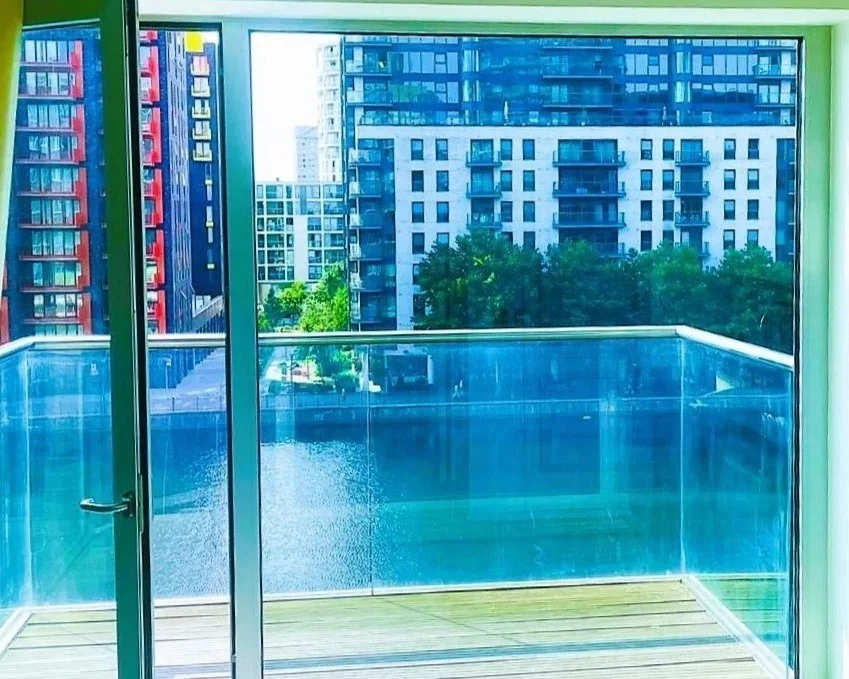 Flat Crossharbour Plaza in Greater London