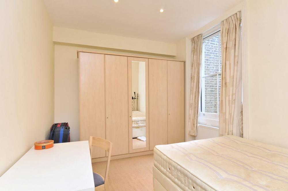 Flat Cleveland Street in Greater London