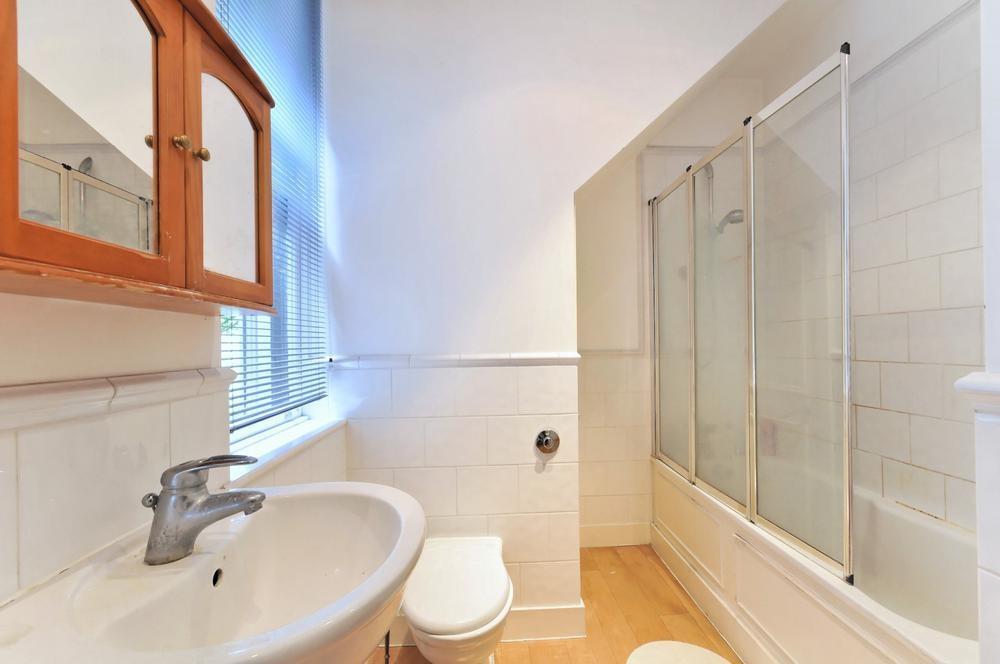 Flat Cleveland Street in Greater London