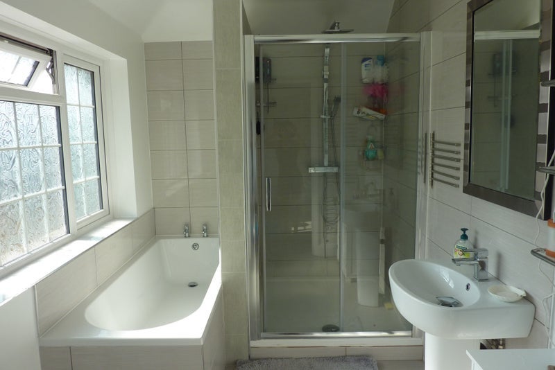 Room Raeburn Road in Greater London