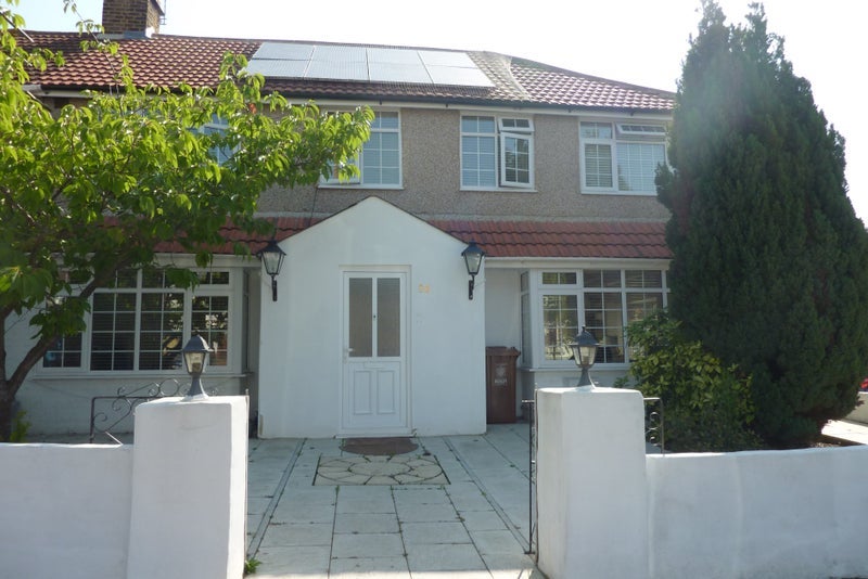 Room Raeburn Road in Greater London