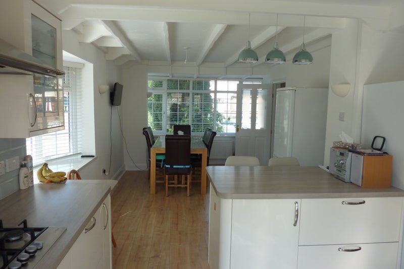 Room Raeburn Road in Greater London