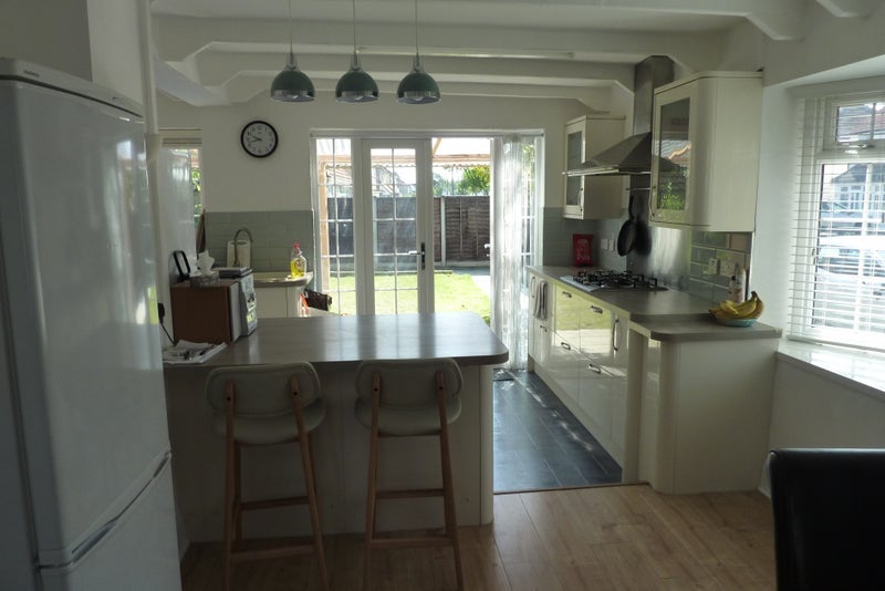 Room Raeburn Road in Greater London