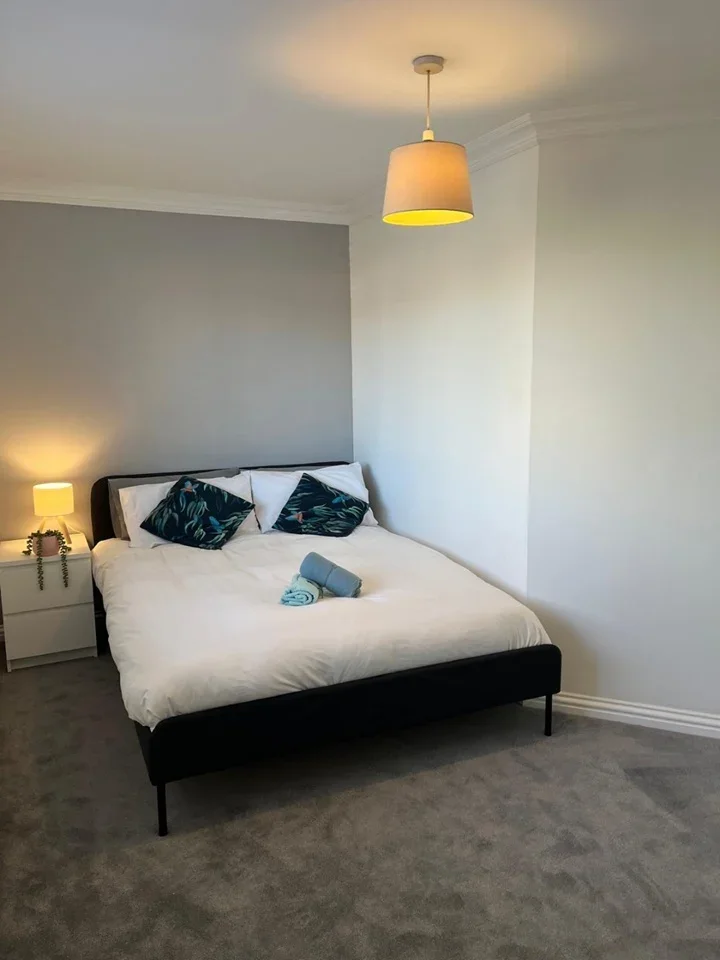 Room The Squareabout in Crawley