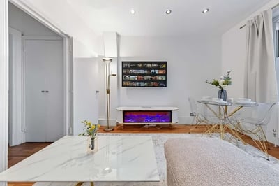 Flat Holland Park Road in Greater London