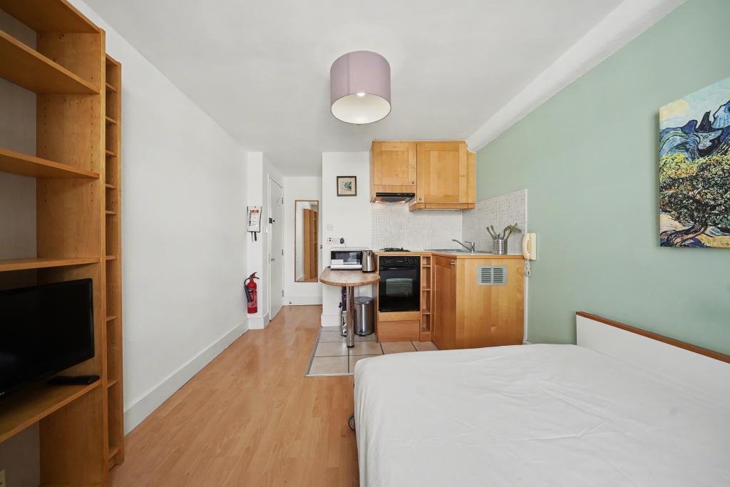 Flat Belgrave Road in City of Westminster