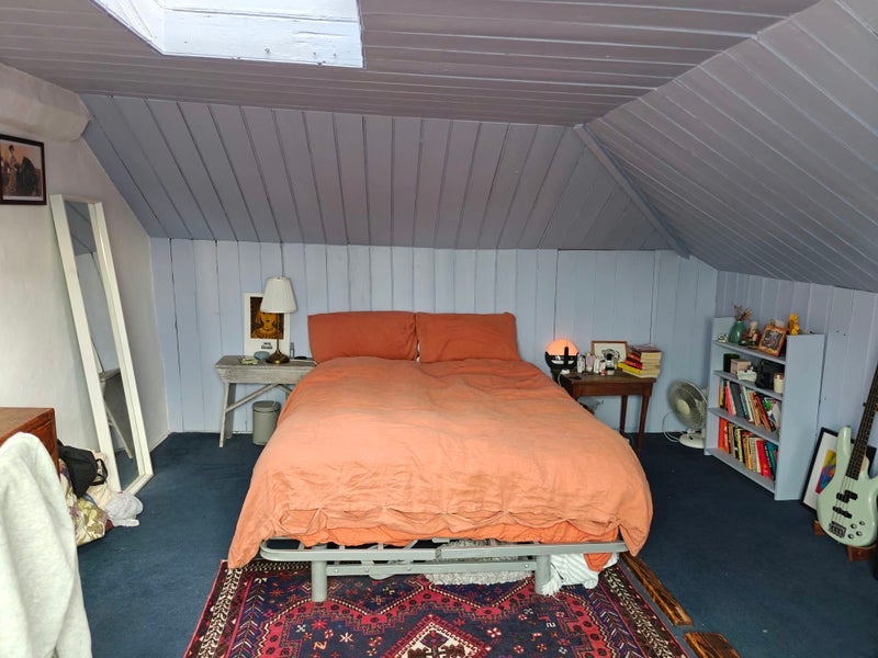 Room Hartham Road in Greater London