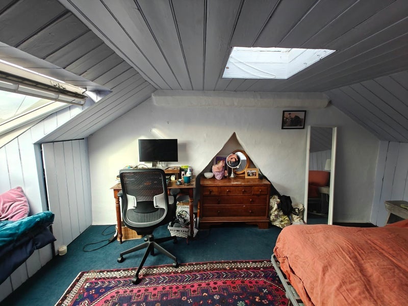 Room Hartham Road in Greater London
