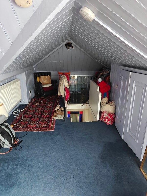 Room Hartham Road in Greater London