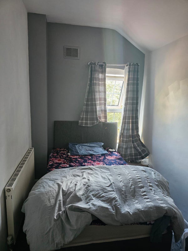 Room Manor Farm Road in Birmingham