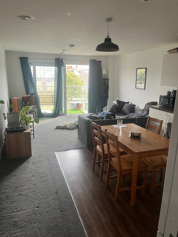 Room Tredegar Road in Greater London