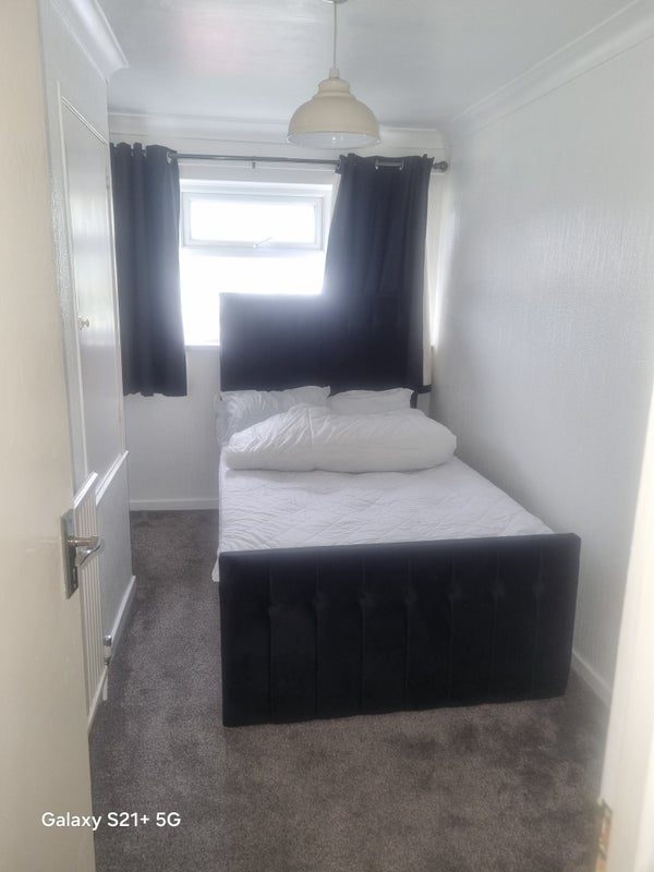 Room Wainwrights in Crawley