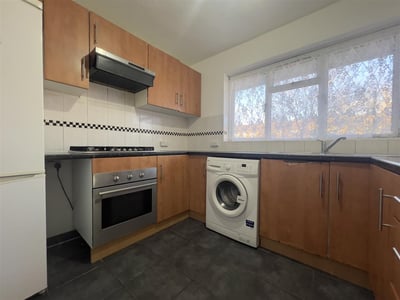 Flat Croyde Avenue in Greater London