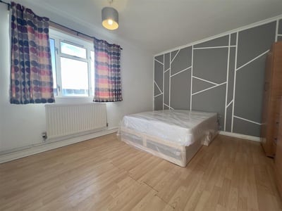 Flat Croyde Avenue in Greater London